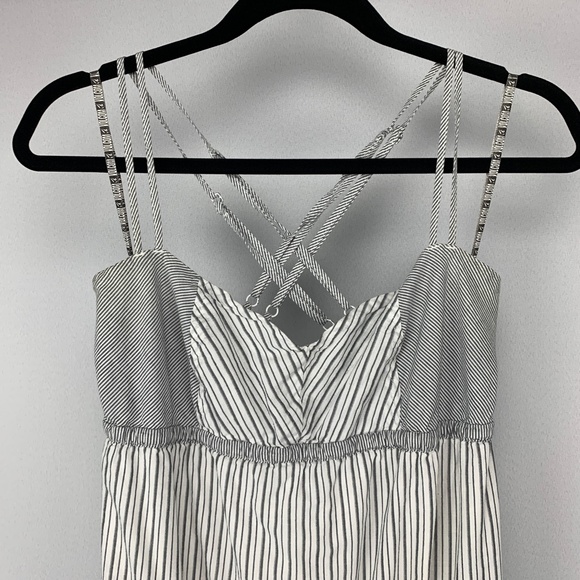VOLCOM Gray And White Adjustable Strap Ruffle Tiered Smocked Back Sundre… - Picture 3 of 6